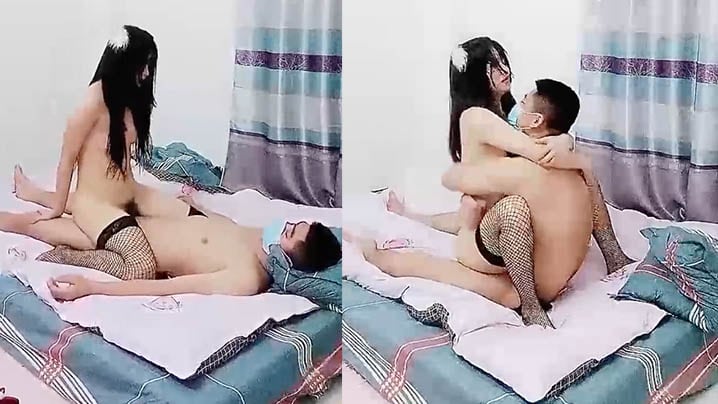 颜值不错风情小萝莉下篇黑丝情趣装这次被小哥哥草爽了露脸口交大鸡巴风骚淫荡让小哥在床上各种抽插浪叫不断