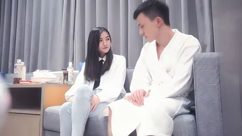 【大熊探花】深夜场约了个极品高颜值衬衣牛仔裤妹子，沙发上摸逼调情